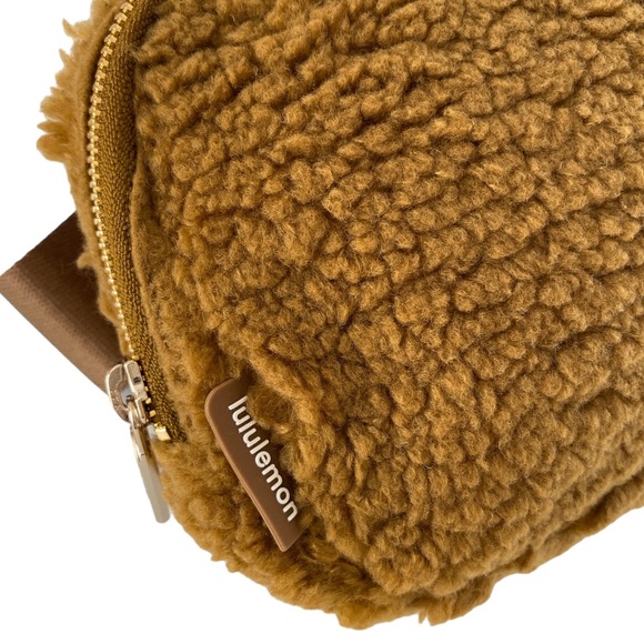 Lululemon Everywhere Fleece Belt Bag 1L - Picture 4 of 15